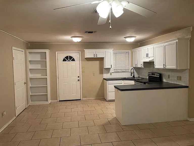 635 Richardson Dr — Photo 2