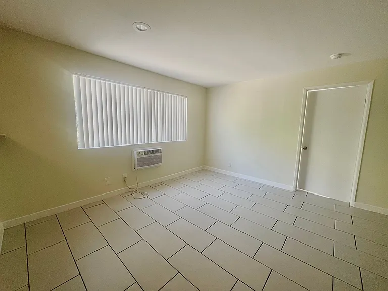 800 Glenoaks Apartments — Photo 12