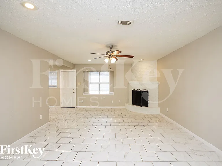 4909 Green Willow Ln — Photo 4