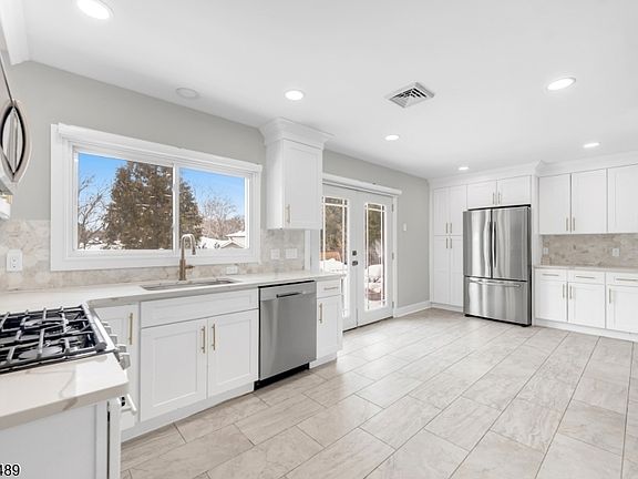4th image of 475 Cedar Ln