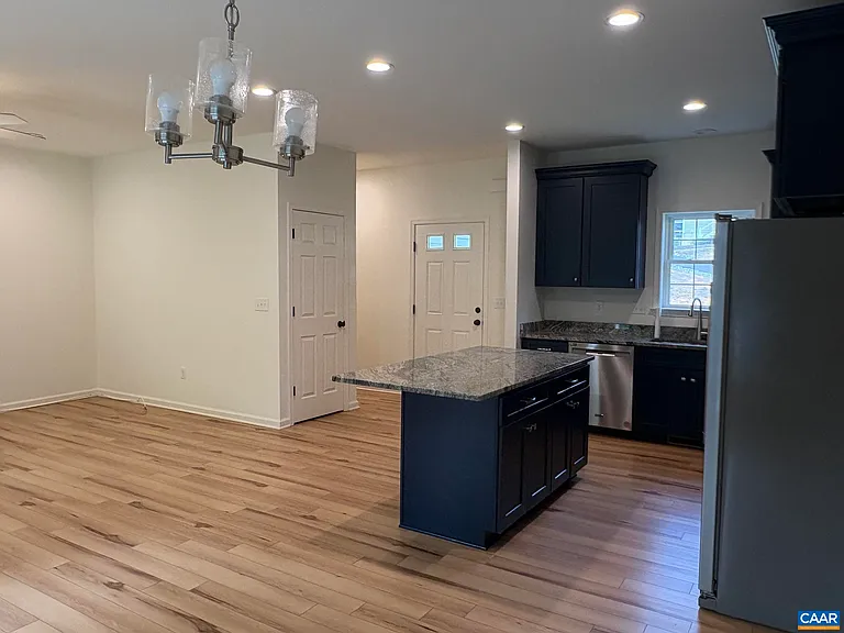 275 Barrington Dr — Photo 4