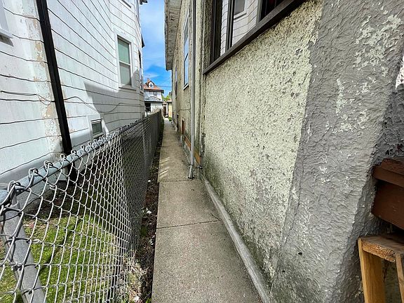 4th image of 4831 N Saint Louis Ave