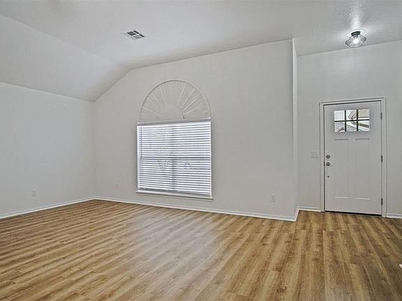 5th image of 712 Woodbriar Dr