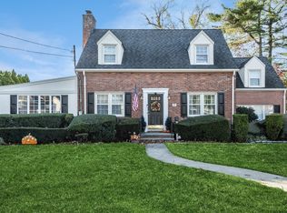 25 Hanson Pl, Malverne, NY 11565