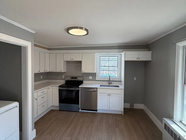 398 Main St — Photo 3