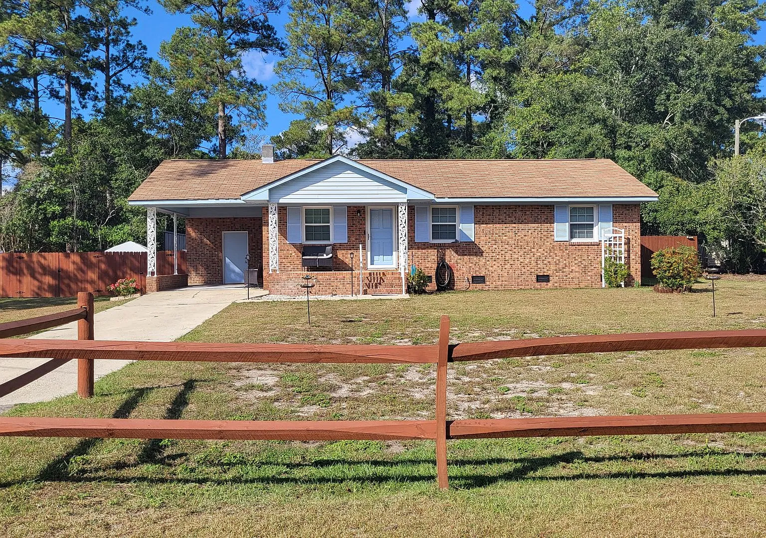 3 Bedroom, 1 Bath Furnished Ranch Style Home — Photo 1