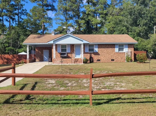 102 W McLeod St, Maxton, NC 28364