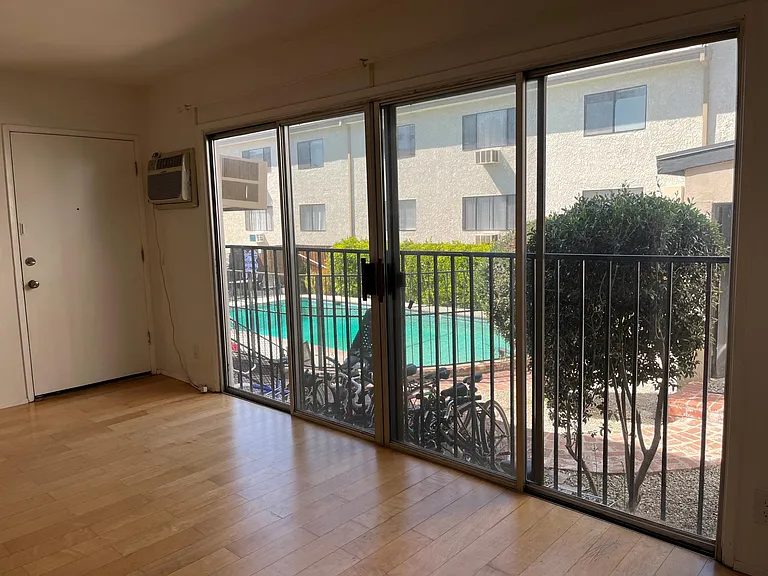 1351 Armadale Ave #6 — Photo 4