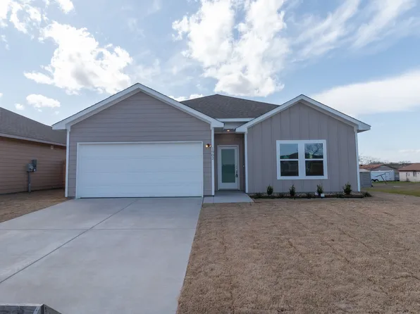 1902 Oliver St, Greenville, TX 75401