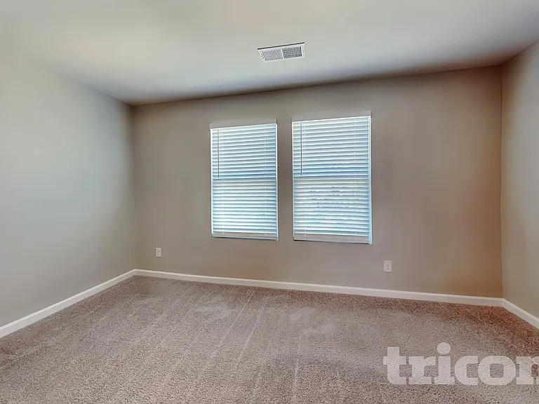 210 Coventry Ct — Photo 4