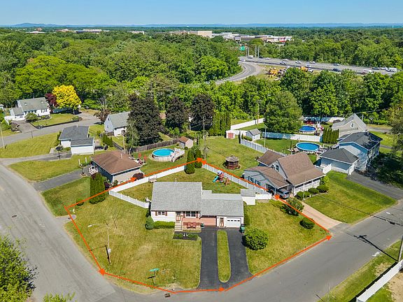 2nd image of 10 Tanglewood Rd
