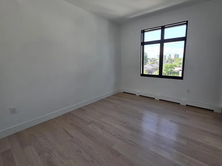 1047B Anderson Ave — Photo 18