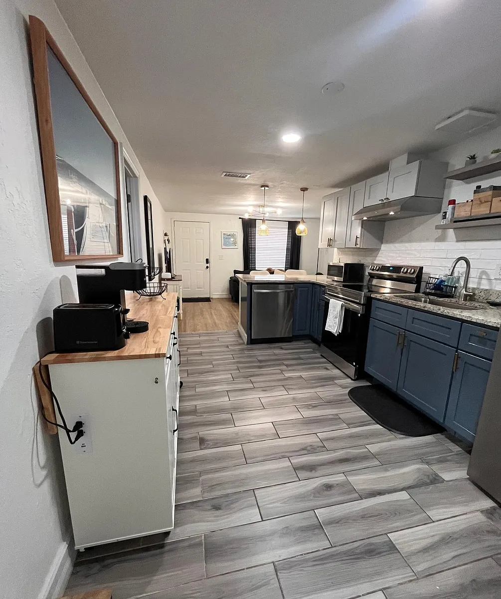Building Photo - 626 9th Ave W #A
