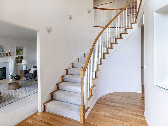 4th image of 5635 Orca Drive NE