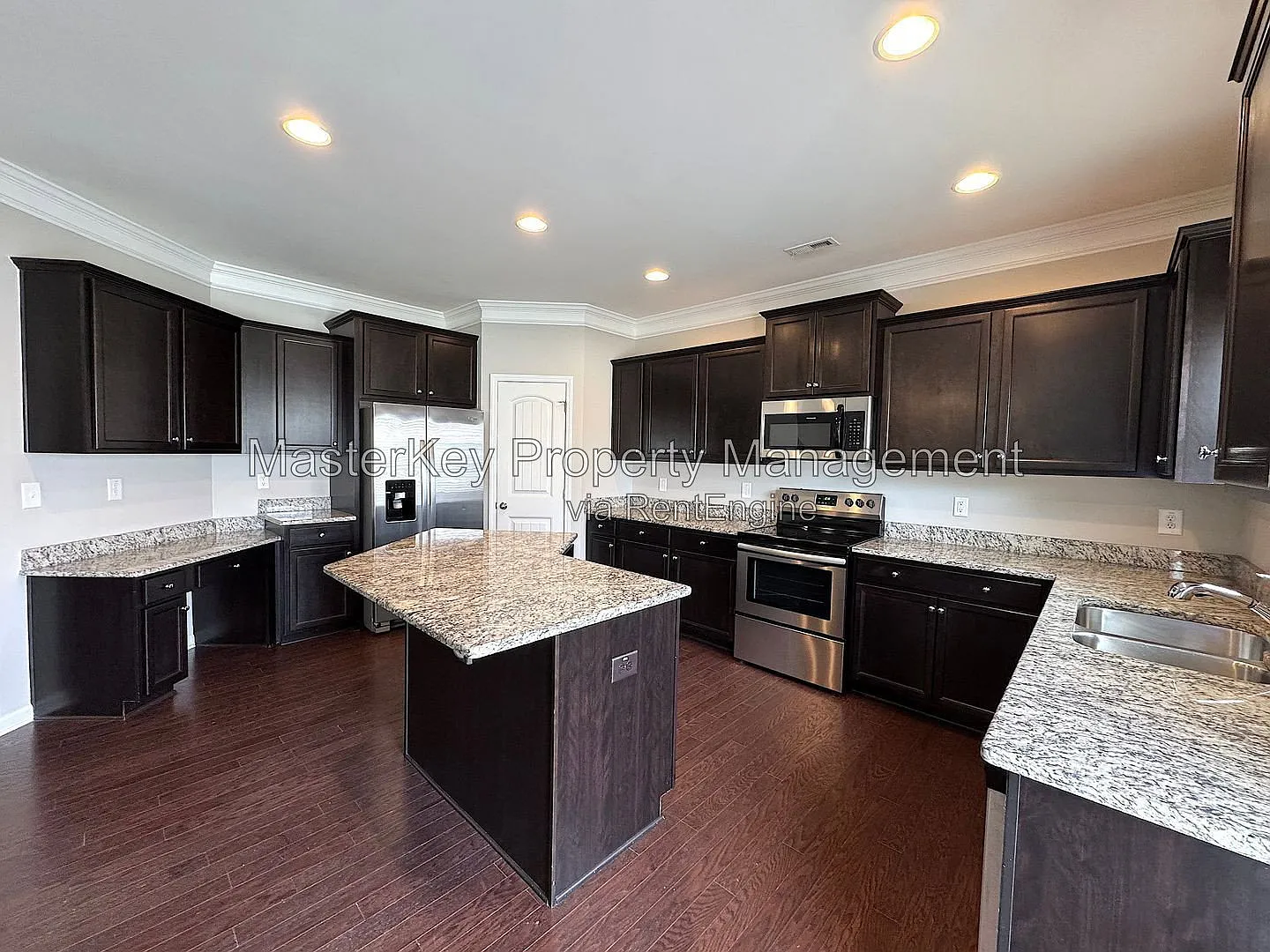 4 bed, 2.5 bath, 2234 sqft, $2,200 — Photo 3