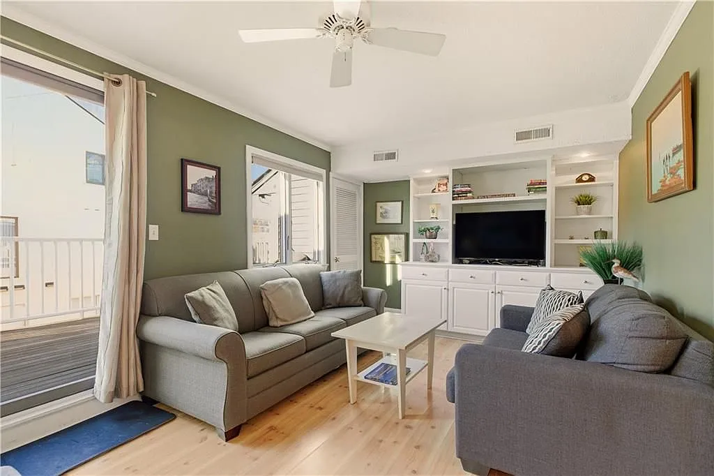2 bed, 1.0 bath, 1181 sqft, $4,000 — Photo 3