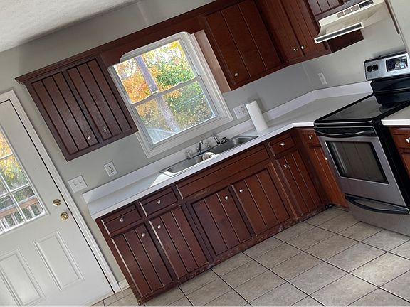 3rd image of 1050 Scarlett Ln
