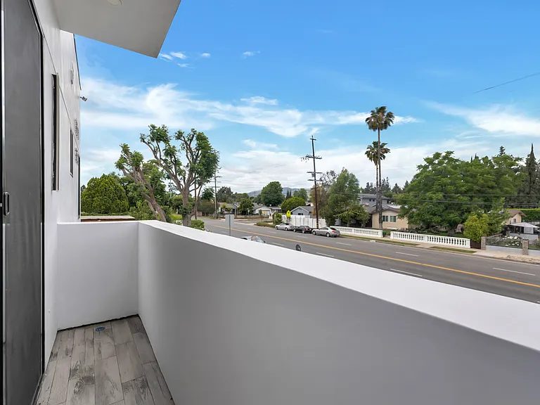 16510 San Fernando Mission Blvd — Photo 21