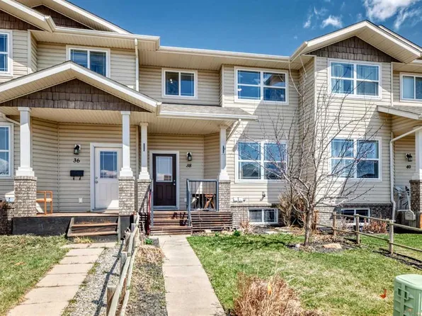 38 S Terrace Heights Dr, Lacombe, AB T4L 2L8
