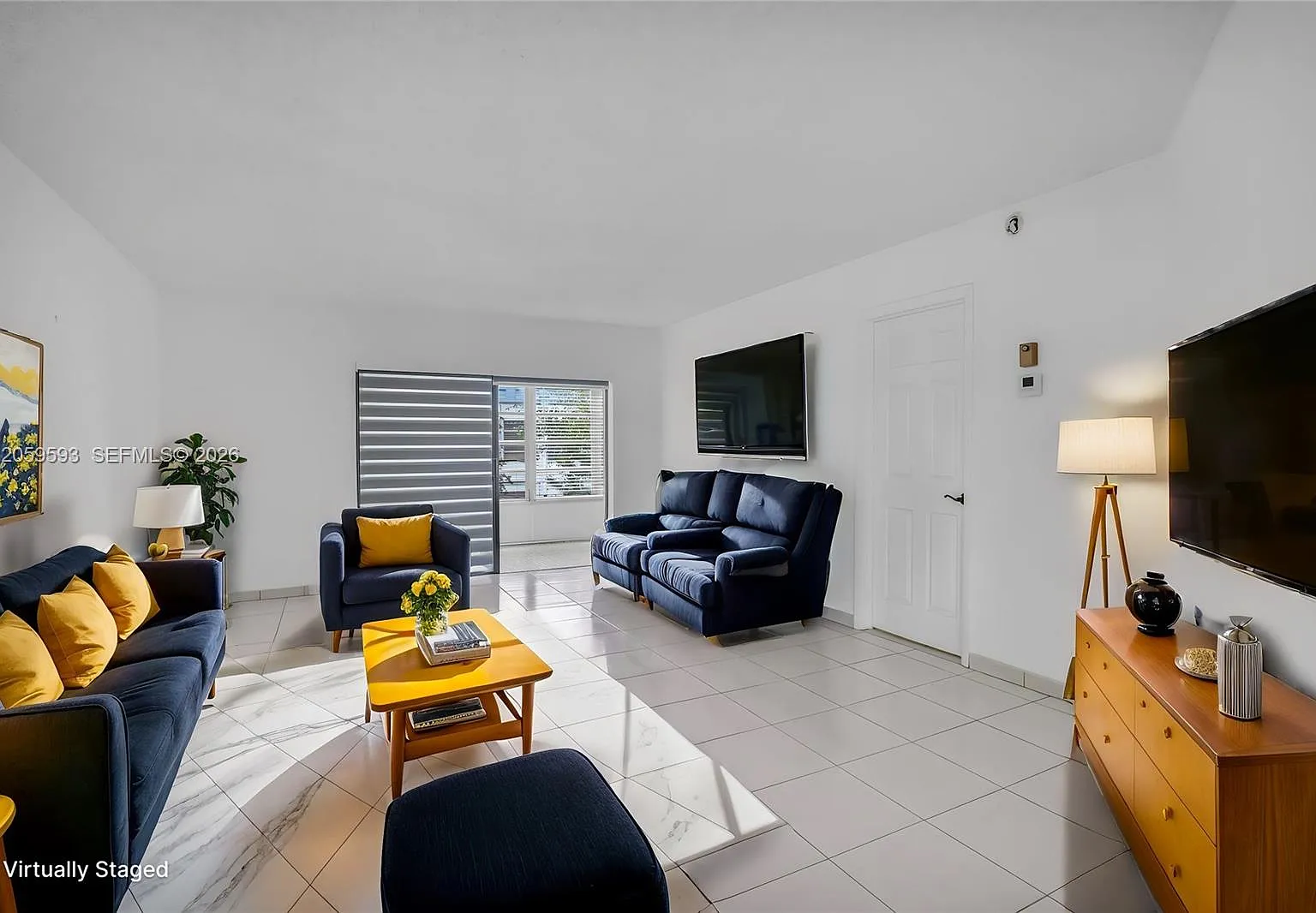 Topaz South Condo — Photo 1