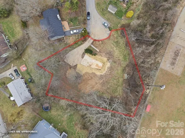 15 Village Park Dr, Weaverville, NC 28787