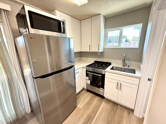 2nd image of 1115 California St #B