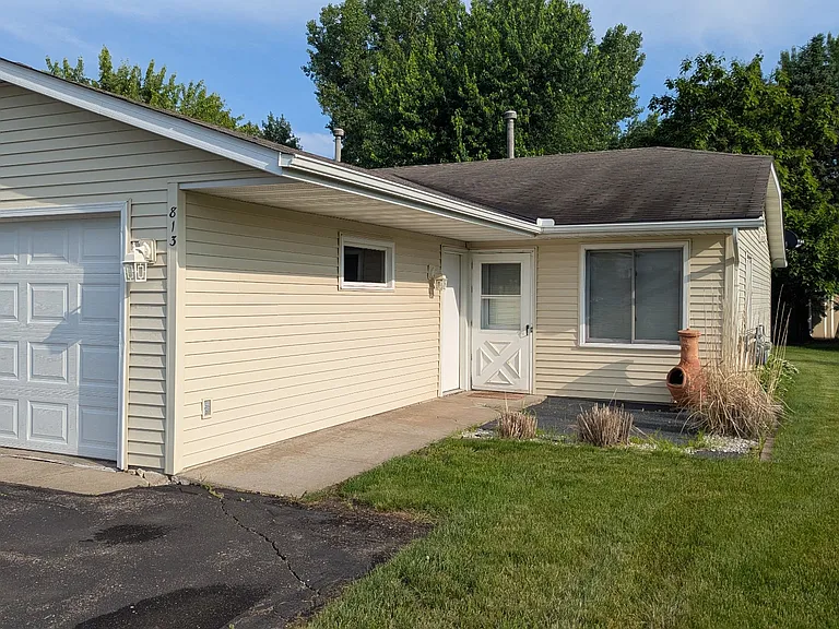 813 Welter Rd SE — Photo 1