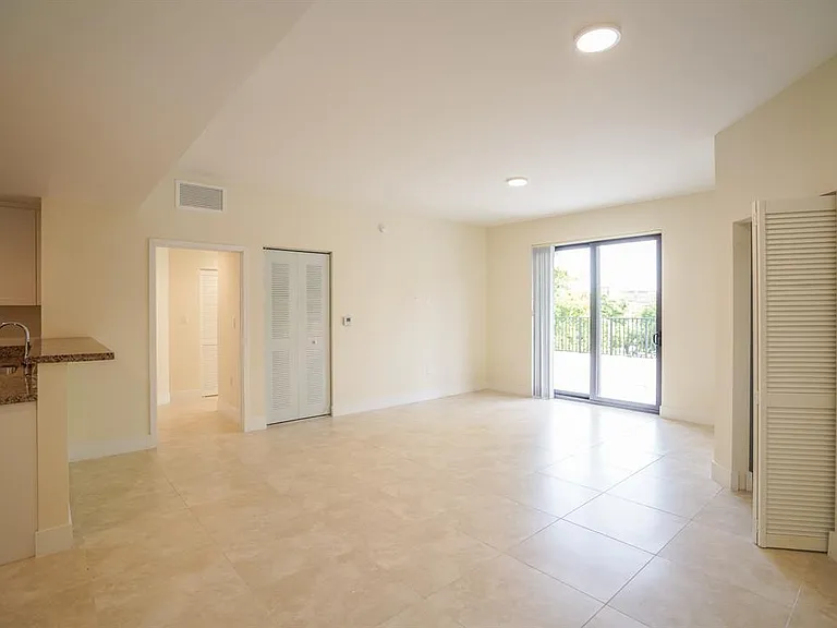 1091 Galiano St #304 — Photo 6