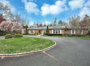 28 Shamrock Ct, Syosset, NY 11791