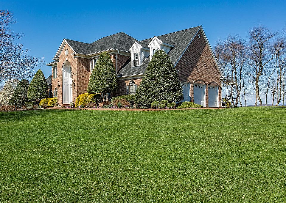 7 GARAGE BAYS INCL A DETACHE