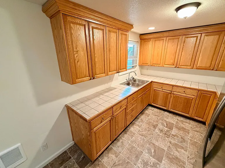 Two Bedroom Apartment in Central Salem — Photo 6