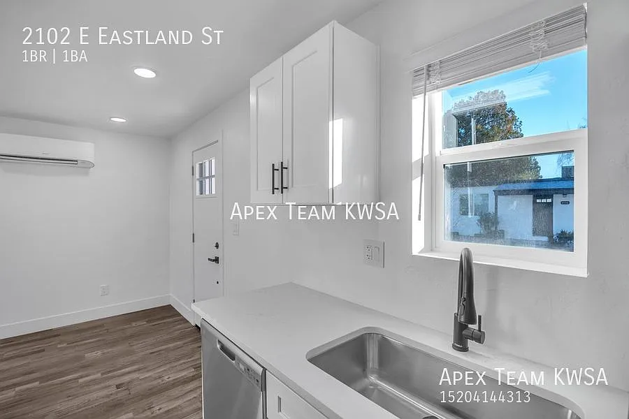 $925 Beautifully Updated 1 Bed | 1 Bath Unit Available For a Move-In ! — Photo 1