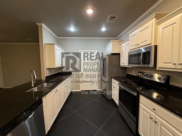 7620 Legacy Pkwy — Photo 7