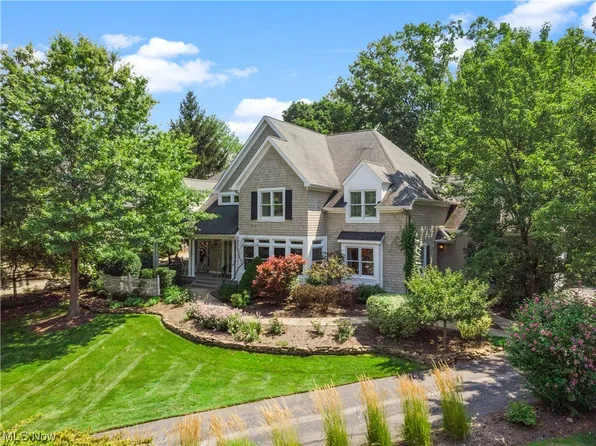 40 Timber Ridge Dr, Chagrin Falls, OH 44022
