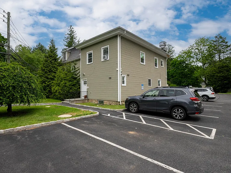 1143 E Main St #1 — Photo 5