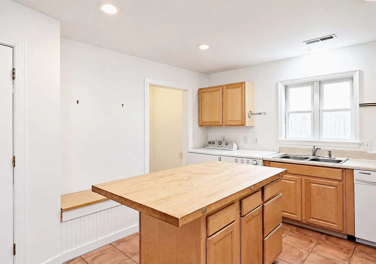 Charming Pet-Friendly Home Near The Dairy Market — Photo 3