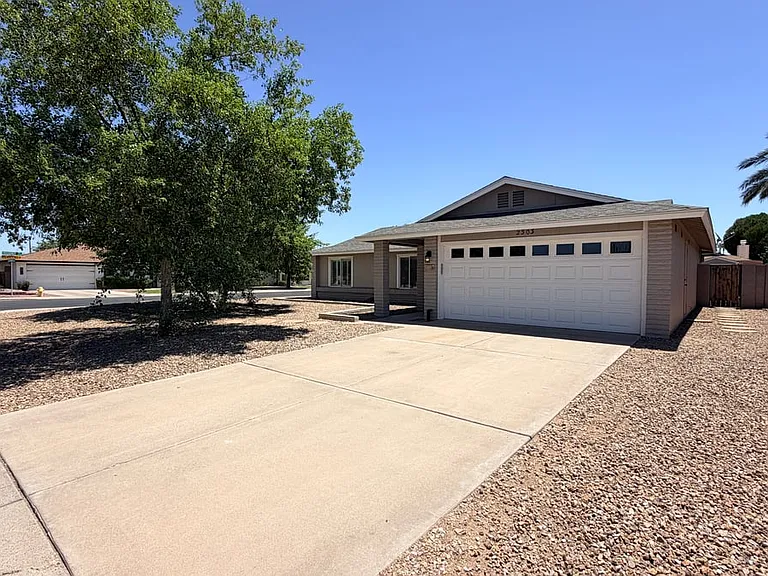 2303 S Cottonwood Dr — Photo 2