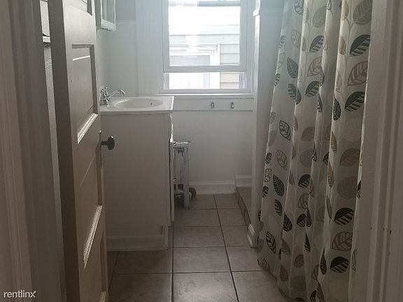 818 Spring St Bathroom