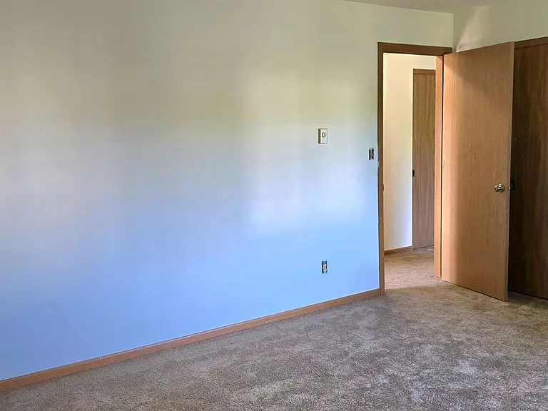 S69W15132 Cornell Cir — Photo 4