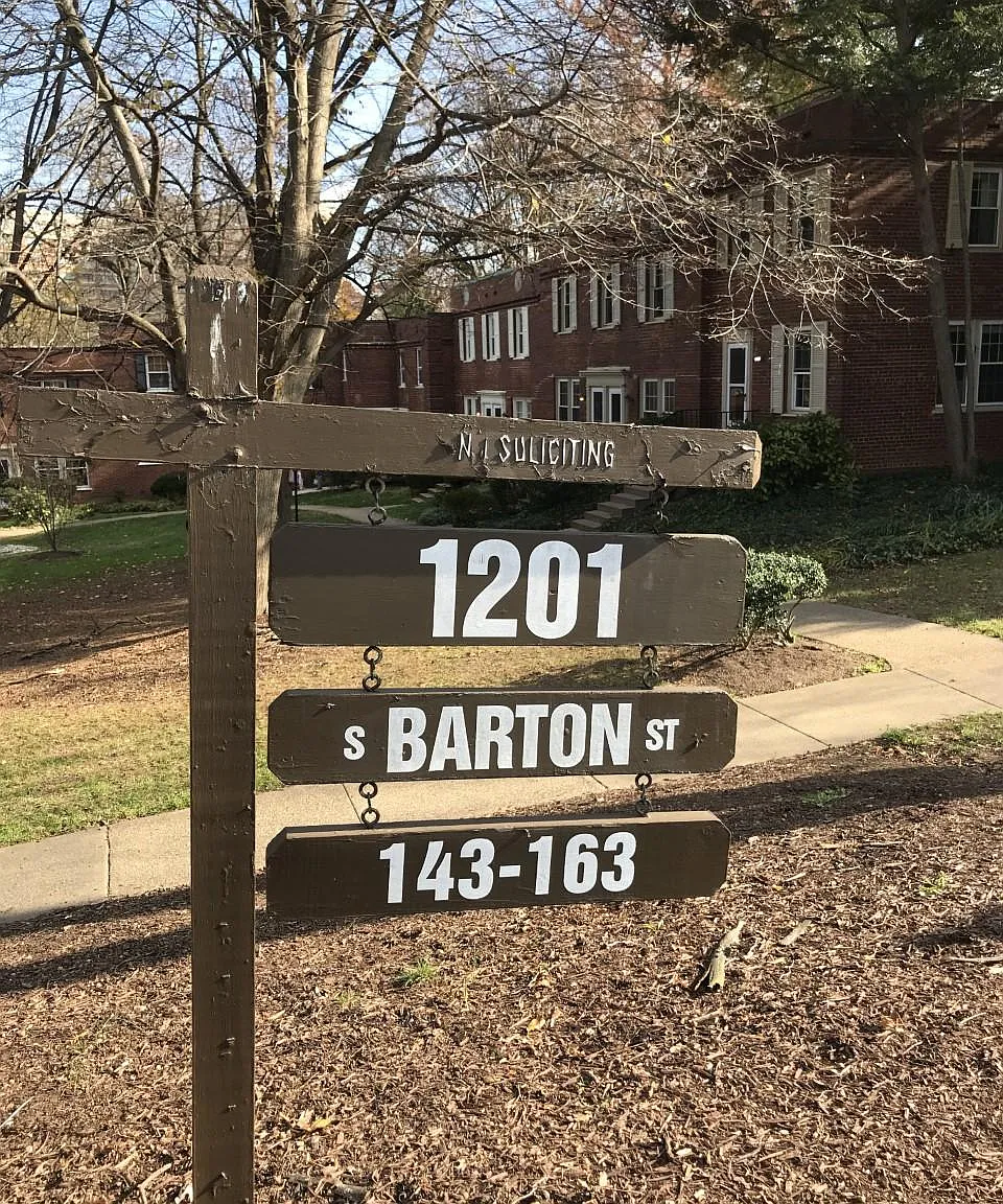 1201 S Barton St — Photo 2