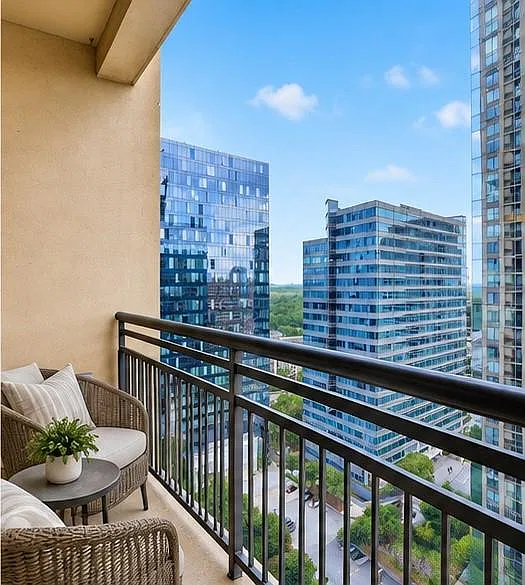1 bed, 1.0 bath, 880 sqft, $1,995 — Photo 2