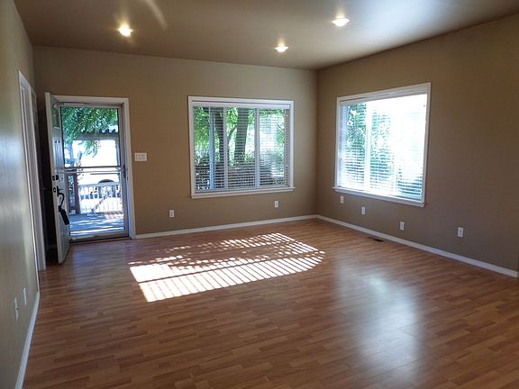 3rd image of 625 8th St SE