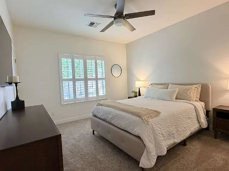 1121 E Powell Way — Photo 19
