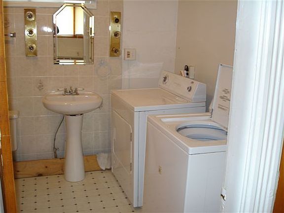 washer/dryer on main level