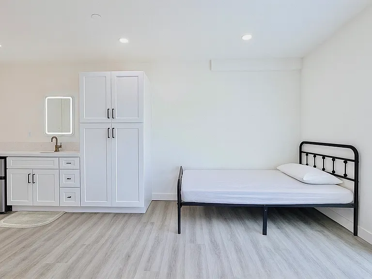Onlivin Mariposa — Photo 12