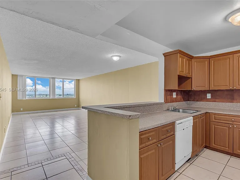9143 SW 77th Ave #B802 — Photo 4