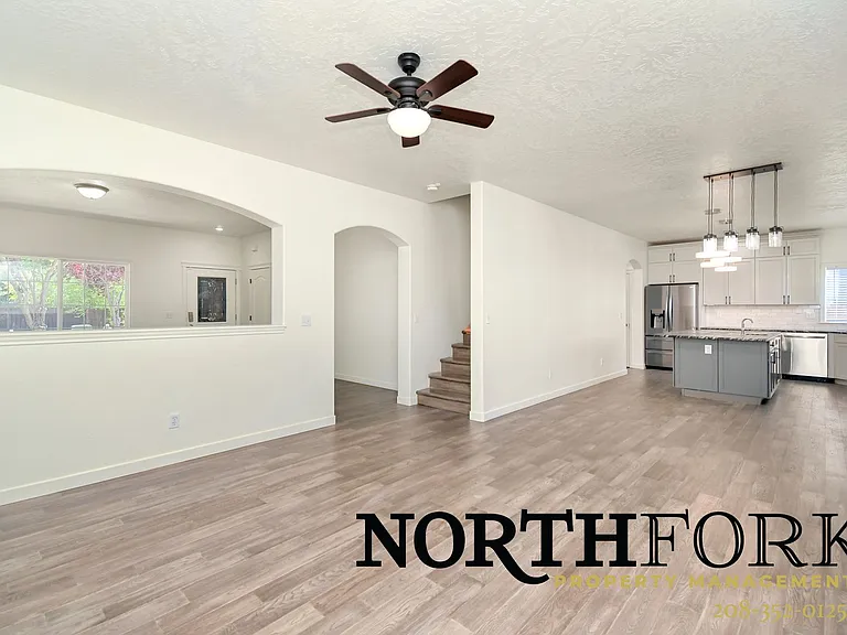 1322 E Grand Canyon St — Photo 2