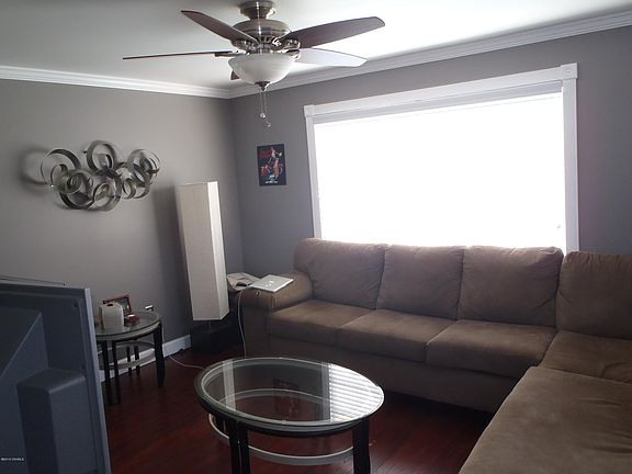 4th image of 127 E 5th St
