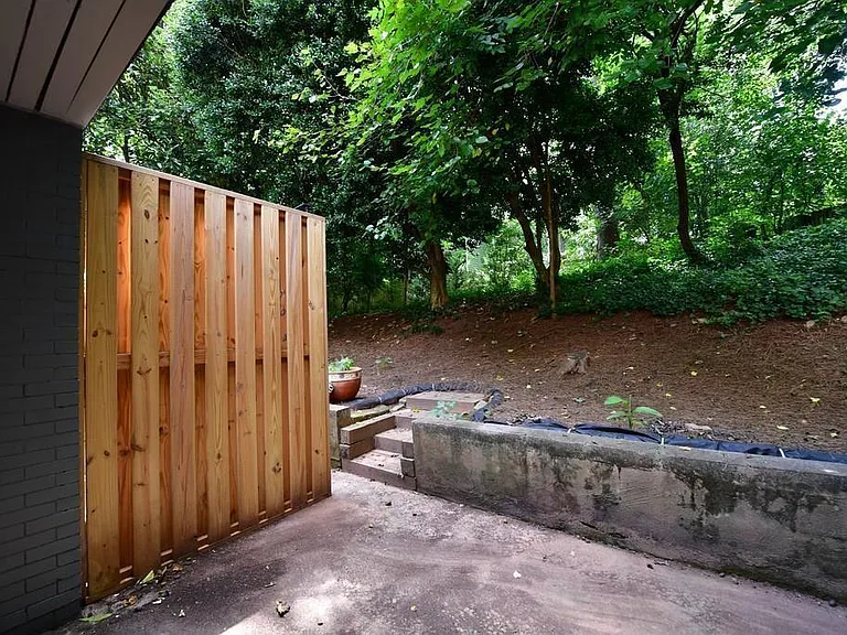 326 Mathews Ave #B — Photo 9