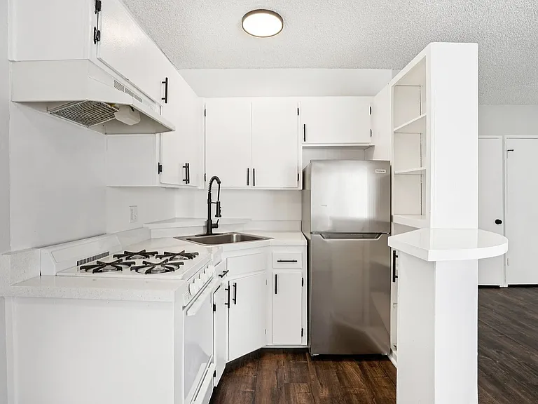 238 South Serrano Ave — Photo 6